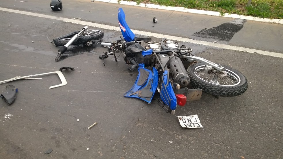 TV OOPS Motociclista fica ferido após colidir moto na traseira de